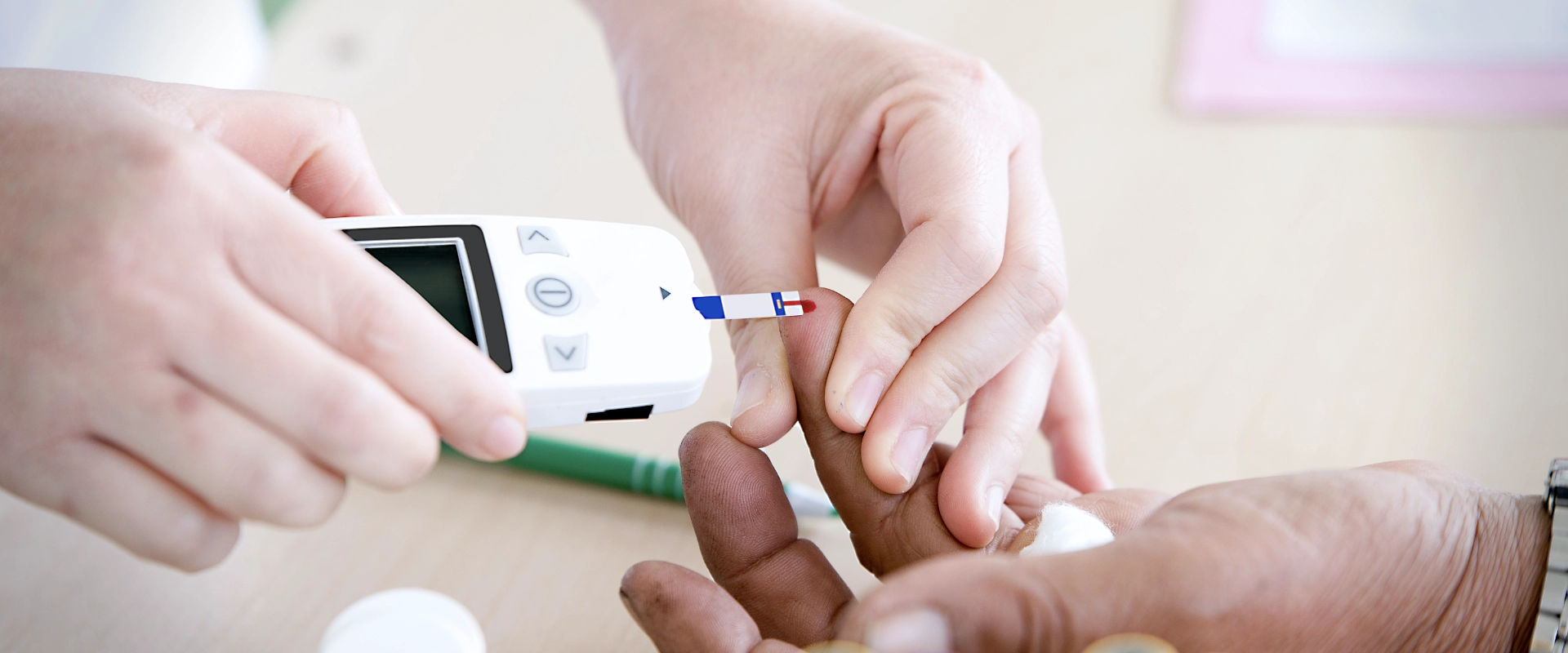 Krankenpflegerin untersucht Patienten und führt einen Diabetes-Test durch.