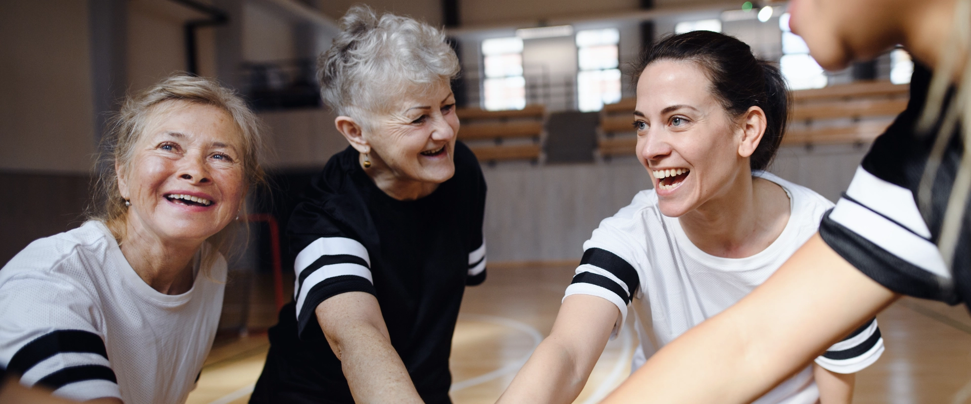Eine Gruppe von Frauen aus verschiedenen Altersklassen beim Sport in einer Turnhalle